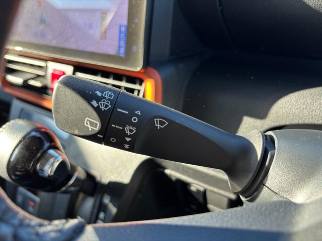 タント ファンクロスターボ　１５インチアルミホイール　キーフリーシステム　プッシュボタンスタート　オートエアコン（プッシュ式）　フルＬＥＤヘッドランプ　オート格納式カラードドアミラー　本革巻ステアリングホイール（16枚目）