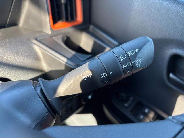 タント ファンクロスターボ　１５インチアルミホイール　キーフリーシステム　プッシュボタンスタート　オートエアコン（プッシュ式）　フルＬＥＤヘッドランプ　オート格納式カラードドアミラー　本革巻ステアリングホイール（17枚目）