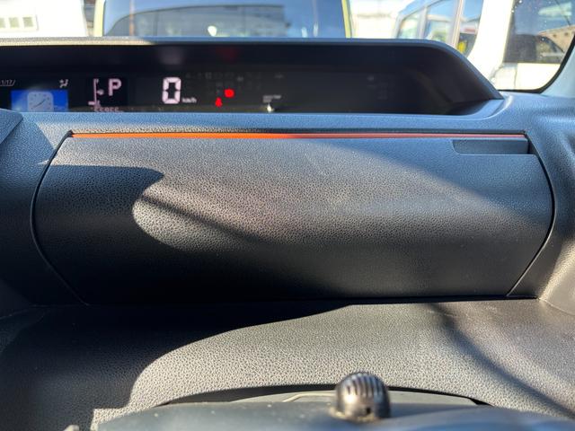 タント ファンクロスターボ　１５インチアルミホイール　キーフリーシステム　プッシュボタンスタート　オートエアコン（プッシュ式）　フルＬＥＤヘッドランプ　オート格納式カラードドアミラー　本革巻ステアリングホイール（18枚目）