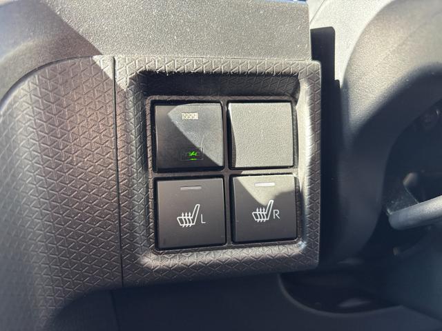 タント ファンクロスターボ　１５インチアルミホイール　キーフリーシステム　プッシュボタンスタート　オートエアコン（プッシュ式）　フルＬＥＤヘッドランプ　オート格納式カラードドアミラー　本革巻ステアリングホイール（22枚目）