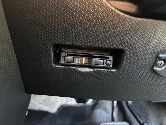 タント ファンクロスターボ　１５インチアルミホイール　キーフリーシステム　プッシュボタンスタート　オートエアコン（プッシュ式）　フルＬＥＤヘッドランプ　オート格納式カラードドアミラー　本革巻ステアリングホイール（23枚目）