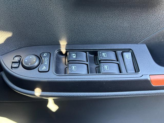 タント ファンクロスターボ　１５インチアルミホイール　キーフリーシステム　プッシュボタンスタート　オートエアコン（プッシュ式）　フルＬＥＤヘッドランプ　オート格納式カラードドアミラー　本革巻ステアリングホイール（26枚目）