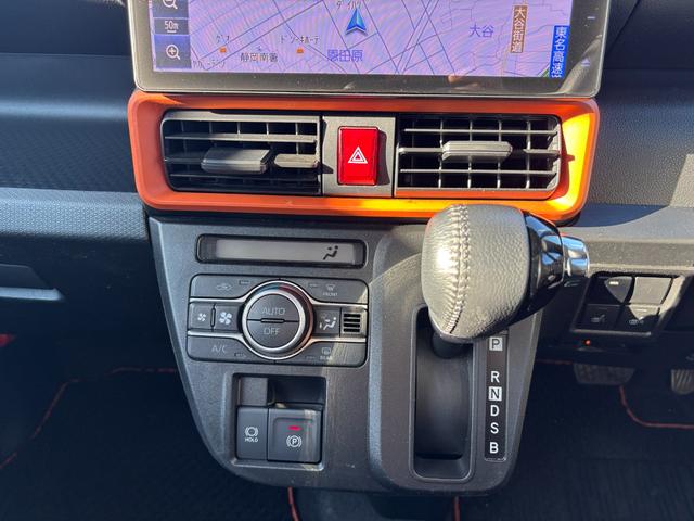 タント ファンクロスターボ　１５インチアルミホイール　キーフリーシステム　プッシュボタンスタート　オートエアコン（プッシュ式）　フルＬＥＤヘッドランプ　オート格納式カラードドアミラー　本革巻ステアリングホイール（30枚目）