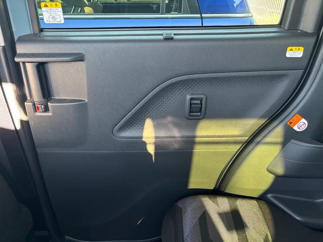 タント ファンクロスターボ　１５インチアルミホイール　キーフリーシステム　プッシュボタンスタート　オートエアコン（プッシュ式）　フルＬＥＤヘッドランプ　オート格納式カラードドアミラー　本革巻ステアリングホイール（42枚目）