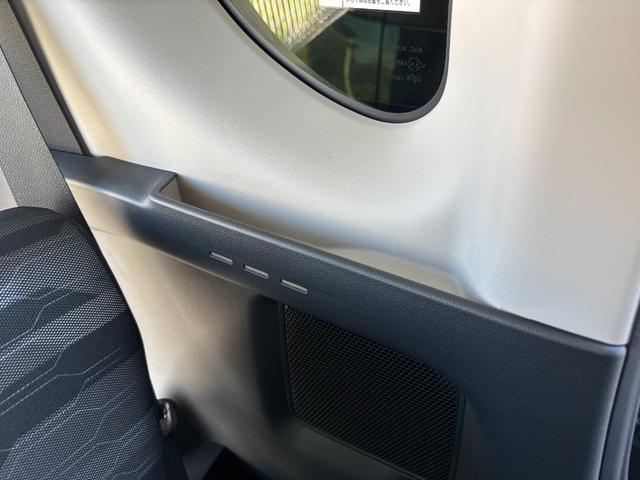 タント ファンクロスターボ　１５インチアルミホイール　キーフリーシステム　プッシュボタンスタート　オートエアコン（プッシュ式）　フルＬＥＤヘッドランプ　オート格納式カラードドアミラー　本革巻ステアリングホイール（50枚目）