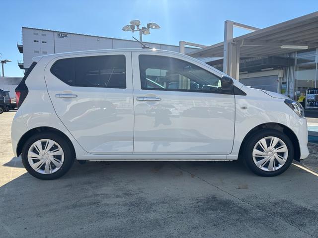 ミライース Ｘ　ＳＡＩＩＩ　１４インチフルホイールキャップ　ＬＥＤヘッドランプ　電動格納式（カラード）ドアミラー　自発光式デジタルメーターブルーイルミネーションメーター　マニュアルエアコン（ダイヤル式）　キーレスエントリー（4枚目）