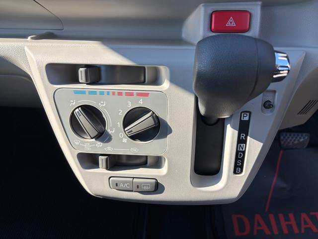 ミライース Ｘ　ＳＡＩＩＩ　１４インチフルホイールキャップ　ＬＥＤヘッドランプ　電動格納式（カラード）ドアミラー　自発光式デジタルメーターブルーイルミネーションメーター　マニュアルエアコン（ダイヤル式）　キーレスエントリー（22枚目）