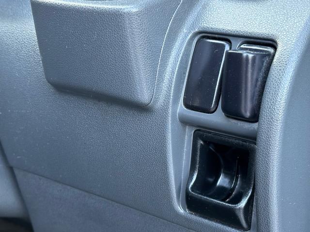 ハイゼットカーゴ ＤＸ　【１年間走行無制限保証】ＢｌｕｅｔｏｏｔｈオーディオＦＭトランスミッター／車種専用設計シートカバー／フロントバンパー＆リアバンパー（マットブラック）／ルーフキャリア／キーレス／パワーウィンドウ／ＥＴＣ（34枚目）