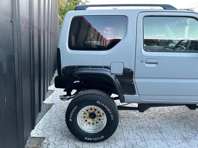 ジムニー XC 【1年間走行無制限保証】/フルカスタム車両(エアロ・マフラー・スキッドプレート・リフトアップ・ブリスターフェンダー・LEDテール・シートカバー・アルミホイール)/Bluetoothオーディオ付社外ナビ(24枚目)