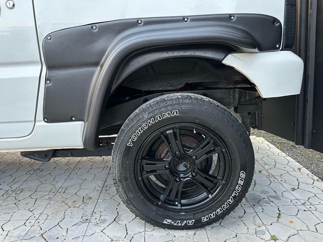 ジムニー ＸＣ　【１年間走行無制限保証】／フルカスタム車両（改バンパー・リフトアップ・ブリスターフェンダー・ＬＥＤテール・ヘッドライトカバー・オールテレーンＧＥＯＬＡＮＤＡＲ　Ａ／Ｔ－Ｓ）／ＢＴオーディオ／ＥＴＣ（52枚目）