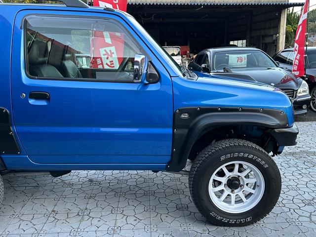 ジムニー XC 【1年間走行無制限保証】5MT/フルカスタム車両(エアロ・2本出しマフラー・スキッドプレート・リフトアップ・ブリスターフェンダー・LEDテール・シートカバー・アルミホイール・ヘッドライトカバー)(22枚目)