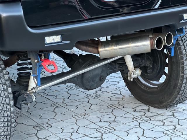 ジムニー XC 【1年間走行無制限保証】5MT/フルカスタム車両(エアロ・2本出しマフラー・スキッドプレート・リフトアップ・ブリスターフェンダー・LEDテール・シートカバー・アルミホイール・ヘッドライトカバー)(37枚目)