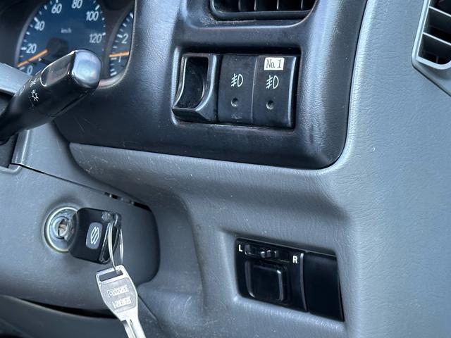 ジムニー XC 【1年間走行無制限保証】5MT/フルカスタム車両(エアロ・2本出しマフラー・スキッドプレート・リフトアップ・ブリスターフェンダー・LEDテール・シートカバー・アルミホイール・ヘッドライトカバー)(68枚目)