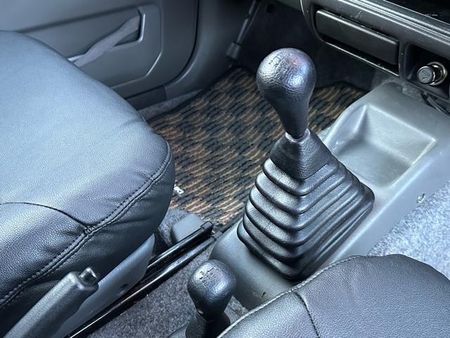 ジムニー XC 【1年間走行無制限保証】5MT/フルカスタム車両(エアロ・2本出しマフラー・スキッドプレート・リフトアップ・ブリスターフェンダー・LEDテール・シートカバー・アルミホイール・ヘッドライトカバー)(72枚目)