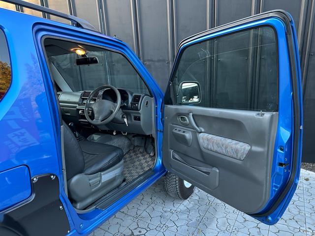 ジムニー XC 【1年間走行無制限保証】5MT/フルカスタム車両(エアロ・2本出しマフラー・スキッドプレート・リフトアップ・ブリスターフェンダー・LEDテール・シートカバー・アルミホイール・ヘッドライトカバー)(73枚目)