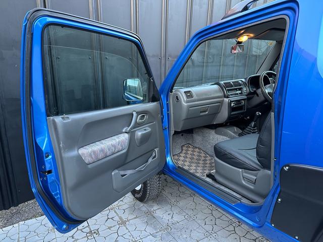 ジムニー XC 【1年間走行無制限保証】5MT/フルカスタム車両(エアロ・2本出しマフラー・スキッドプレート・リフトアップ・ブリスターフェンダー・LEDテール・シートカバー・アルミホイール・ヘッドライトカバー)(78枚目)