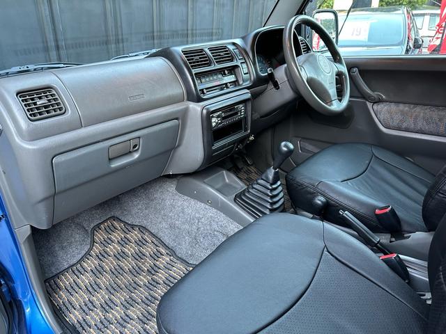 ジムニー XC 【1年間走行無制限保証】5MT/フルカスタム車両(エアロ・2本出しマフラー・スキッドプレート・リフトアップ・ブリスターフェンダー・LEDテール・シートカバー・アルミホイール・ヘッドライトカバー)(79枚目)