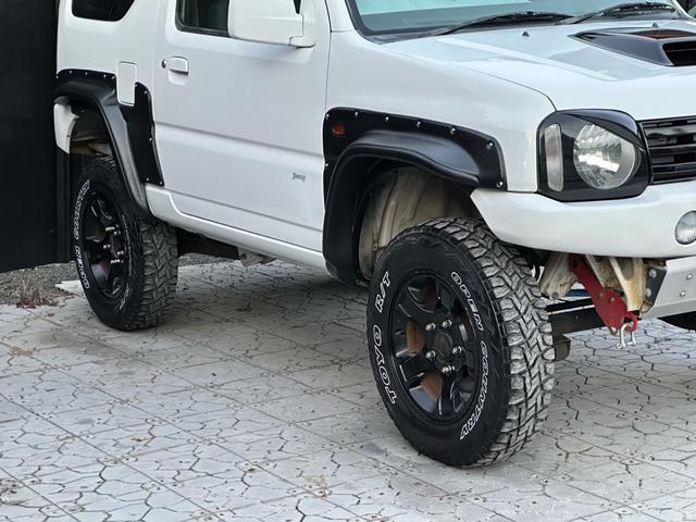 ジムニー Ｊ２　【１年間走行無制限保証】／ＴＡＮＩＧＵＣＨＩコンプリート車両（エアロ・マフラー・スキッドプレート・リフトアップ）／ブリスターフェンダー／ＬＥＤテール／１６インチ／ラギッドテレーン（ＴＯＹＯ）（18枚目）