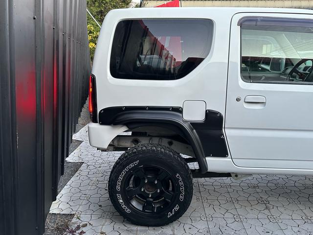 ジムニー Ｊ２　【１年間走行無制限保証】／ＴＡＮＩＧＵＣＨＩコンプリート車両（エアロ・マフラー・スキッドプレート・リフトアップ）／ブリスターフェンダー／ＬＥＤテール／１６インチ／ラギッドテレーン（ＴＯＹＯ）（23枚目）