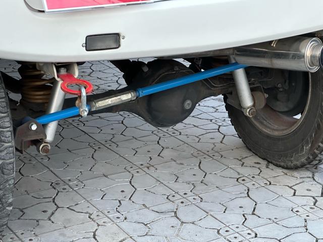 ジムニー Ｊ２　【１年間走行無制限保証】／ＴＡＮＩＧＵＣＨＩコンプリート車両（エアロ・マフラー・スキッドプレート・リフトアップ）／ブリスターフェンダー／ＬＥＤテール／１６インチ／ラギッドテレーン（ＴＯＹＯ）（37枚目）