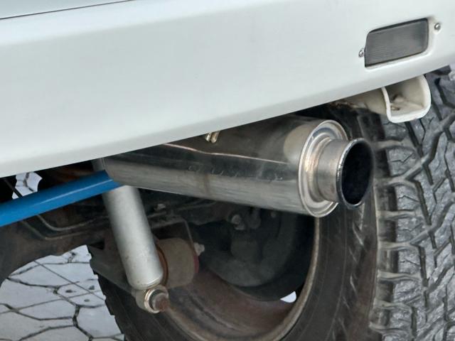 ジムニー Ｊ２　【１年間走行無制限保証】／ＴＡＮＩＧＵＣＨＩコンプリート車両（エアロ・マフラー・スキッドプレート・リフトアップ）／ブリスターフェンダー／ＬＥＤテール／１６インチ／ラギッドテレーン（ＴＯＹＯ）（38枚目）