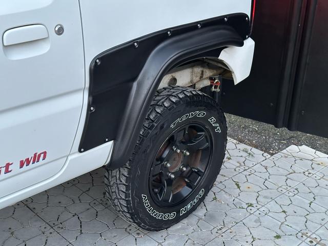 ジムニー Ｊ２　【１年間走行無制限保証】／ＴＡＮＩＧＵＣＨＩコンプリート車両（エアロ・マフラー・スキッドプレート・リフトアップ）／ブリスターフェンダー／ＬＥＤテール／１６インチ／ラギッドテレーン（ＴＯＹＯ）（62枚目）