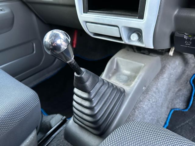 ジムニー Ｊ２　【１年間走行無制限保証】／ＴＡＮＩＧＵＣＨＩコンプリート車両（エアロ・マフラー・スキッドプレート・リフトアップ）／ブリスターフェンダー／ＬＥＤテール／１６インチ／ラギッドテレーン（ＴＯＹＯ）（71枚目）