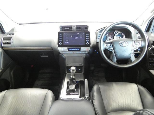 精緻で頼もしい機能的コックピット。上級ＳＵＶに求められる高級感と、力強さを兼ね備えたインパネ周り。乗り込んだ瞬間に違いがわかりますよ！