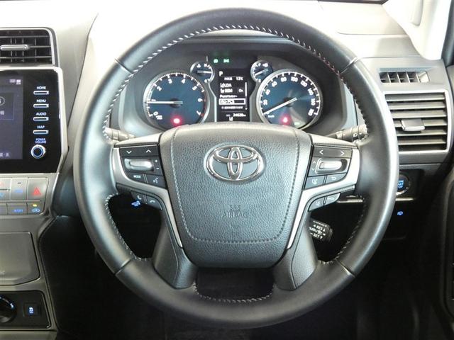 ステアリングスイッチ付きです。安全装備の切替や、オーディオ、ディスプレイ、レーダークルーズコントロール操作時にハンドルから手を離すことなく操作可能で安全運転にも寄与した便利な装備です。