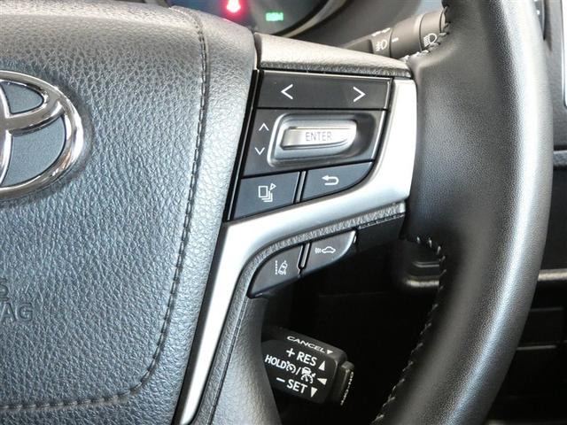 レーダークルーズコントロールスイッチです。高感度なミリ波レーダーセンサーの情報により、先行車を認識しています。先行車の車速が変化しても、設定車速内で車速に応じた適切な車間距離を保ちながら追従走行します