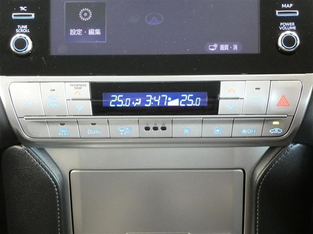 左右独立温度コントロールフルオートエアコンです。運転席・助手席それぞれ独立して温度設定が行えるので、助手席の大切な方も快適な室温でおくつろぎいただけます。