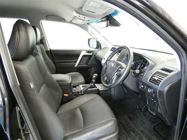 シートは高級感のある本革仕様でクッションも厚くホールド性、座り心地も良く、パワーシートも装備で長く座っていても疲れにくいシートです。