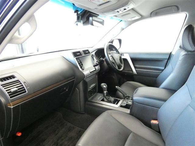 フロントシートはシートヒーター・シートベンチレーション装備で寒い日や暑い日でも快適にドライブを楽しめます。