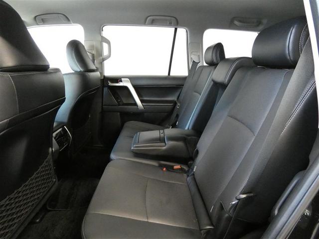セカンドシートは格納式センターアームレストも装備で、ゲストもリラックスできる快適空間でのドライブはいかがでしょうか。