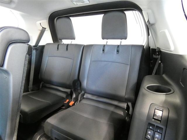 くつろぎのサードシートです。足元を低床化。シート座面と床との距離を広げることでゆとりを実現し、乗る人すべてにくつろぎの時間を提供します。