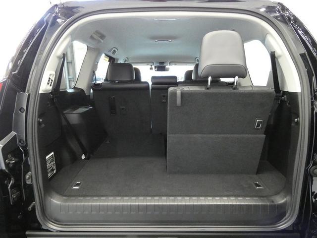 サードシートは左右電動フロア格納式です。荷物が思っていたより多くなった時や大人数でのドライブにも様々なシーンに対応できて、とても便利ですね。（画像は左側格納時です）