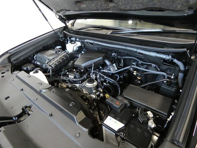 ２７００ｃｃのガソリンエンジンです。エンジンルームはボンネット裏からヒンジの奥まで油汚れを除去しています。