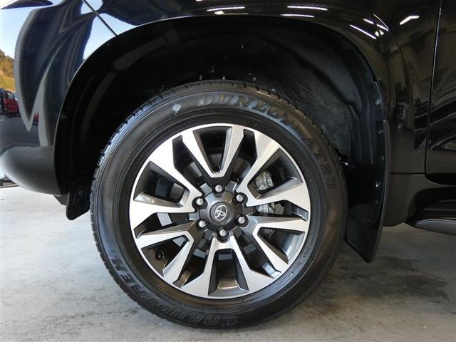 １９インチ純正アルミホイール装着車です。純正アルミホイールは精度が高く、スタイルもキマってますね！