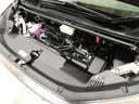 2500ccのガソリンハイブリッドエンジンです。エンジンルームはボンネット裏からヒンジの奥まで油汚れを除去しています。