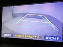 ハンドル操作に連動してガイドラインが変化するバックガイドライン付きのバックモニターです。車庫入れや縦列駐車をサポートします。