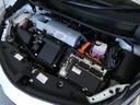 1,800ccのハイブリッドエンジンです。エンジンルームはボンネット裏からヒンジの奥まで油汚れを除去しています。