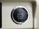 エンジンスタート、ストップスイッチです。プッシュスイッチひとつでエンジン始動。便利なスマートキー装備車です。