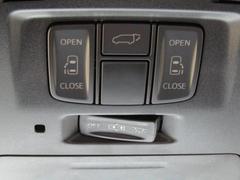リアゲート＆両側電動スライドドアのスイッチです。車内からもスイッチひとつでラクにドアの開閉できますよ♪ 7