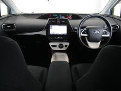 センターメータはフードが低く運転席からの視界も良好です。、使いやすい配置、機能、デザインになっております。 2