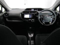 センターメータはフードが低く運転席からの視界が良く、助手席からもメーターの情報を見ることができます。操作ボタンやダイヤルが届きやすい位置に配備されており利便性も良く使いやすい運転席周りです。 2