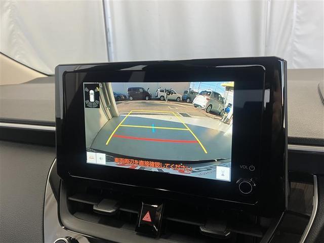 こちらのバックカメラは画面にラインが表示されておりますので、バック持のクルマの進行方向の目安になります。より高いレベルで車庫入れをサポートする、便利な機能ですね。