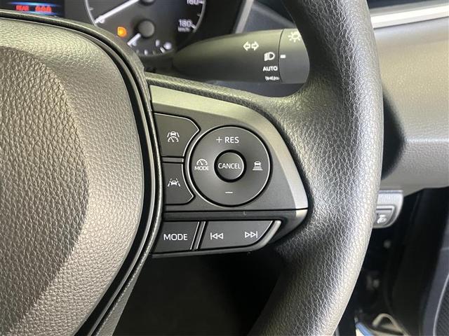 前方の車との車間を設定し、スピードを上げたり緩めたりを自動で行ってくれる追尾式の「レーダークルーズ」。上級装備の一つです！高級車にしかつかない嬉しい機能です。