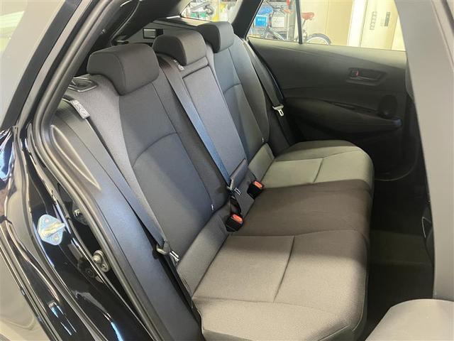 後部座席のスペースもしっかり確保しております。大人の方が乗るにも十分で、チャイルドシートをつけてもお子様の乗り降りもラクラクです。長時間ドライブも疲れにくそうですね。