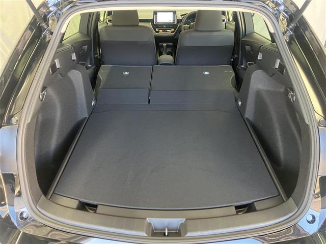 写真のように後部座席を倒せば、普段なかなか載せることのないような大きな荷物もしっかり積むことができそうですね。