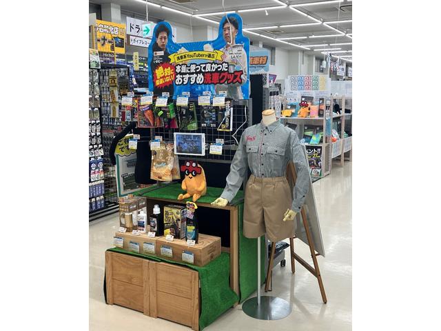 ジェームスの用品売り場と隣接しておりますので、そのままカー用品、グッズなどの購入が可能です！納車後にそのまま取付も可能なので、便利ですね！